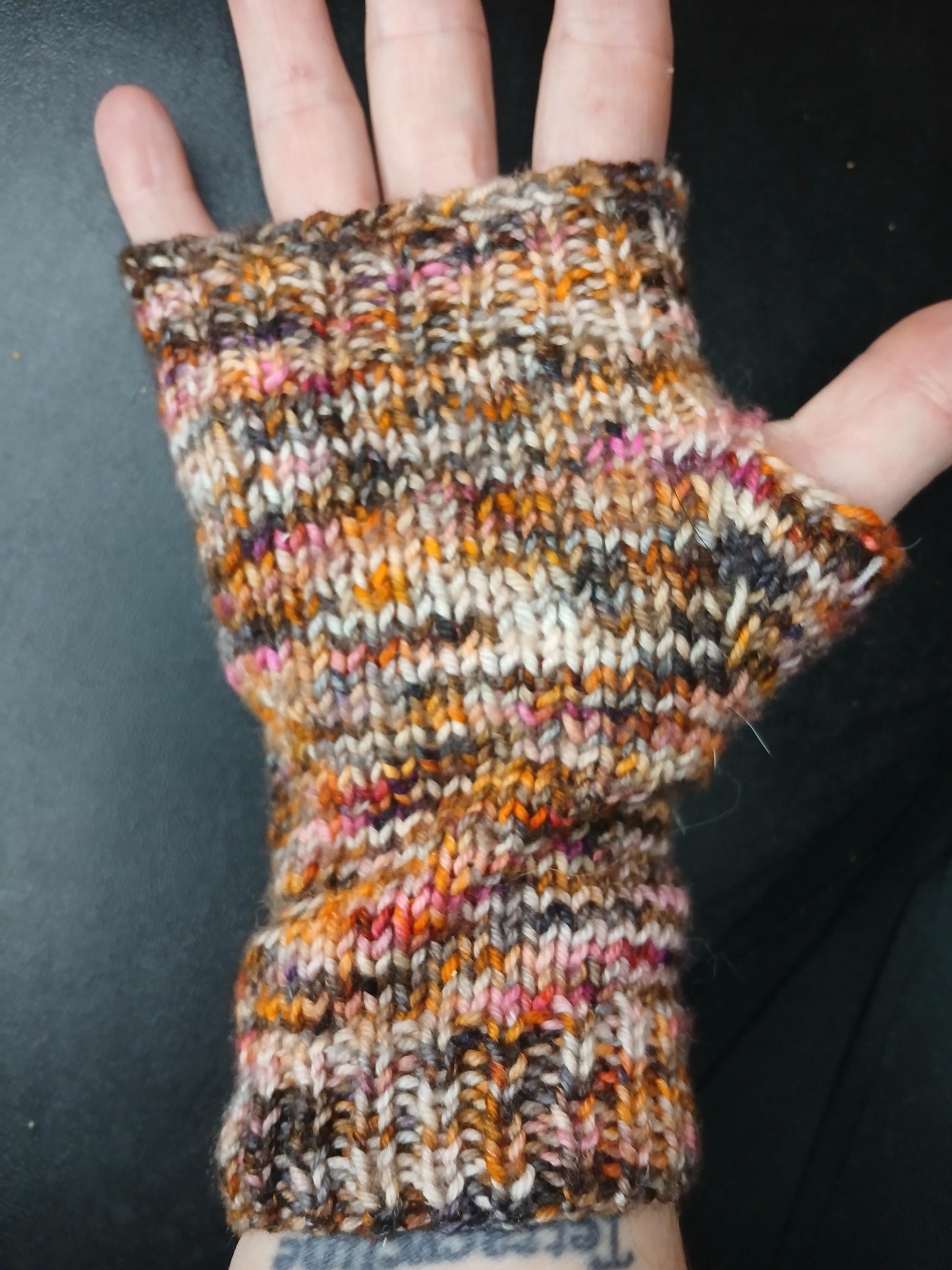 Scallop Fingerless Gloves Knitting Pattern