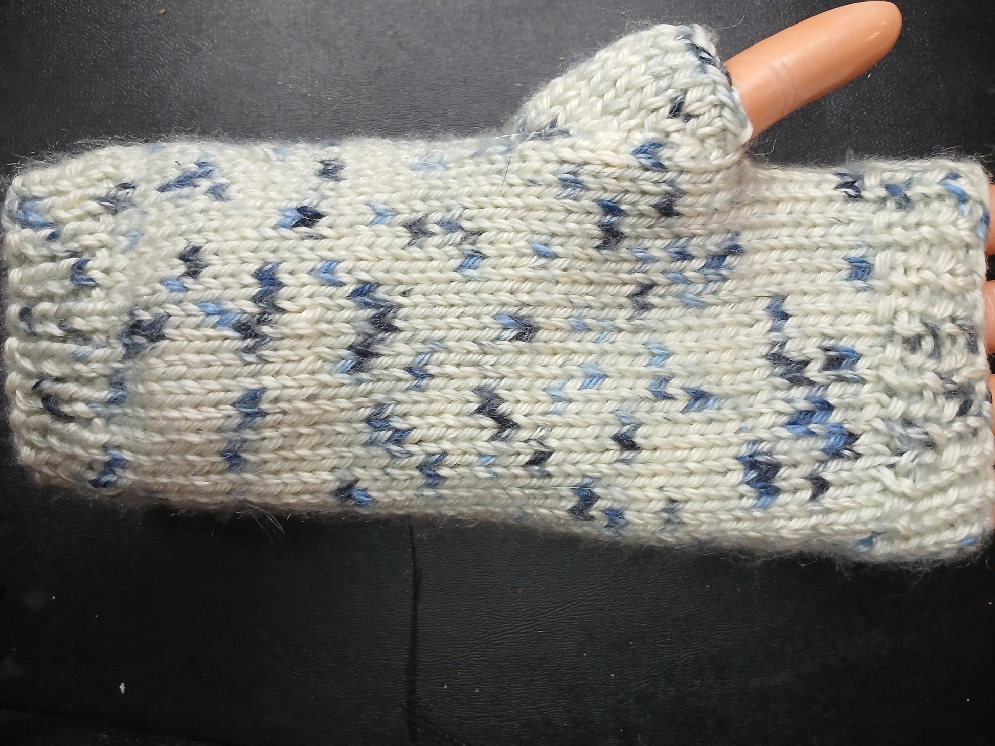 Scallop Fingerless Gloves Knitting Pattern