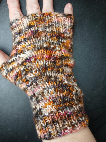 Scallop Fingerless Gloves Knitting Pattern